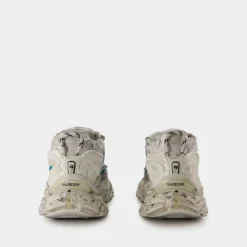 Białe syntetyczne buty do biegania