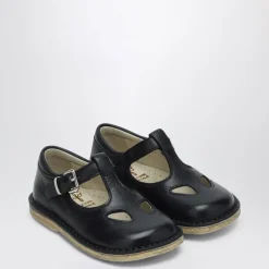 Buty z klamrą