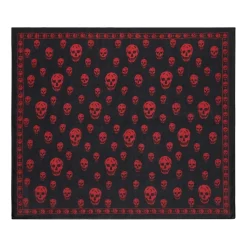 Jedwabny szal z motywem czaszki