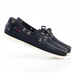 Klasyczne buty żeglarskie z detalami skórnymi