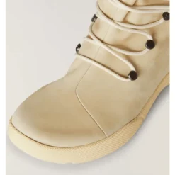 Sznurowane buty trekkingowe z otulaczami na kostki